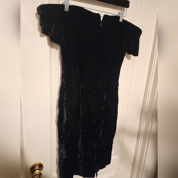 J. R NITES By Caliendo Off The Shoulder Velvet Dress Size 11/12 - Picture 3 of 4